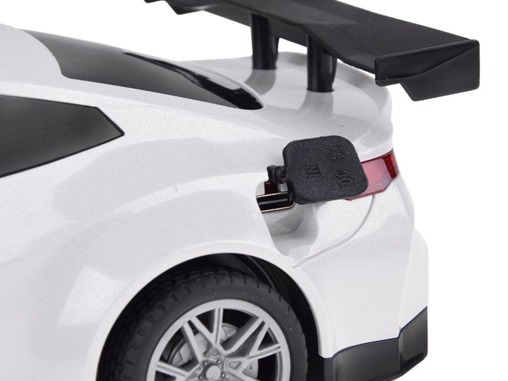 Nuotoliniu būdu valdomas lenktyninis automobilis su šviesos ir garso efektais, baltas