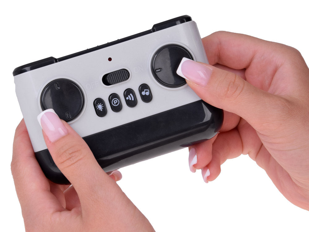 Nuotoliniu būdu valdomas lenktyninis automobilis su šviesos ir garso efektais, baltas