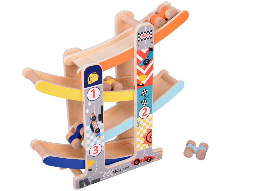 Medinis nusileidimo takas automobiliams su automobiliais