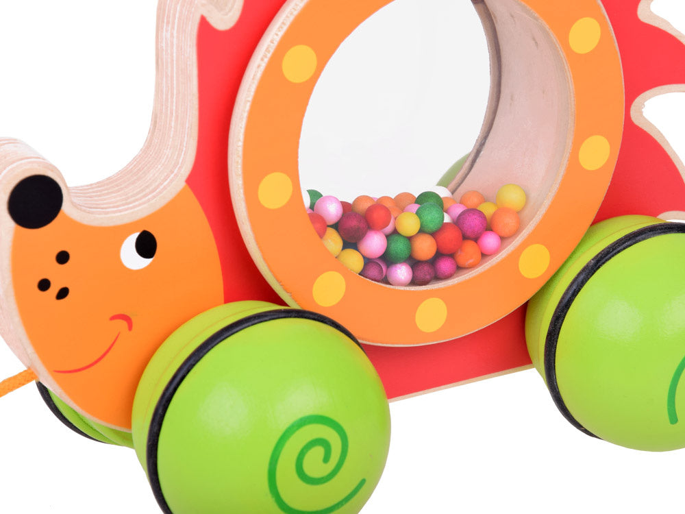 Medinis ežiukas ant ratukų su spalvotais kamuoliukais