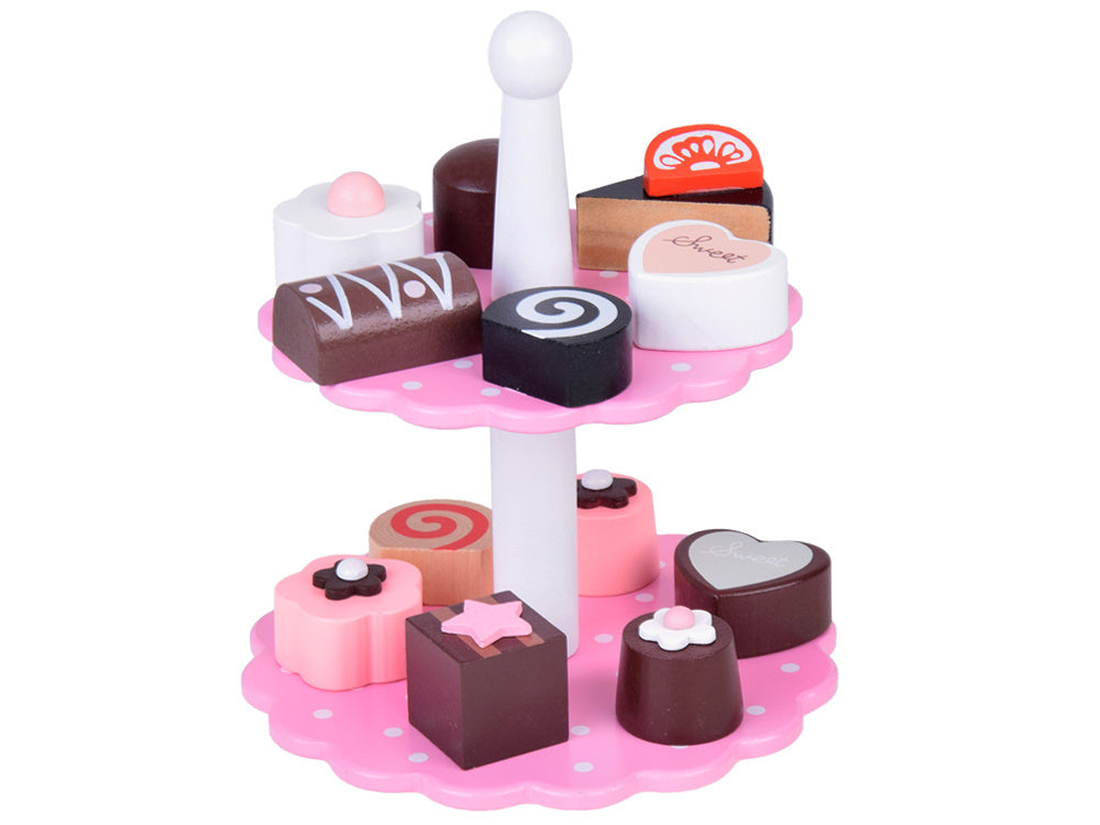 Puošnus medinių tortų lėkščių rinkinys su konditerijos gaminiais