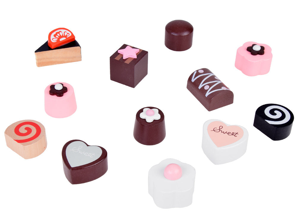 Puošnus medinių tortų lėkščių rinkinys su konditerijos gaminiais