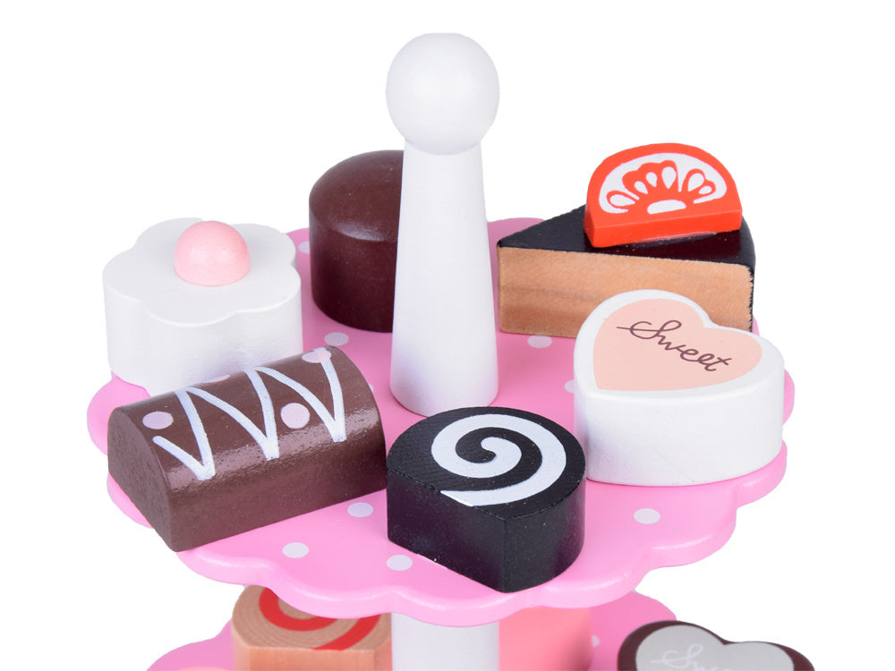 Puošnus medinių tortų lėkščių rinkinys su konditerijos gaminiais