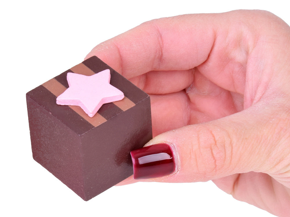 Puošnus medinių tortų lėkščių rinkinys su konditerijos gaminiais