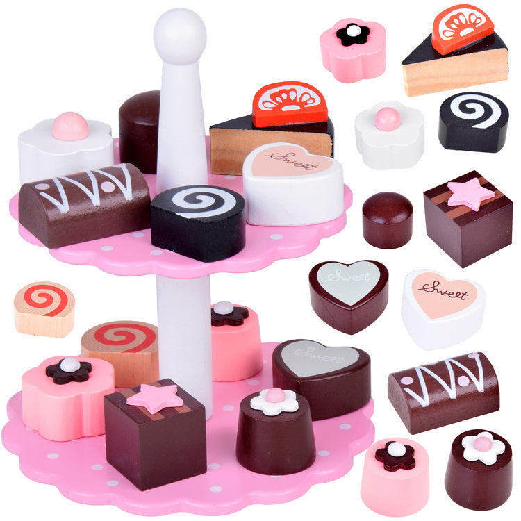 Puošnus medinių tortų lėkščių rinkinys su konditerijos gaminiais