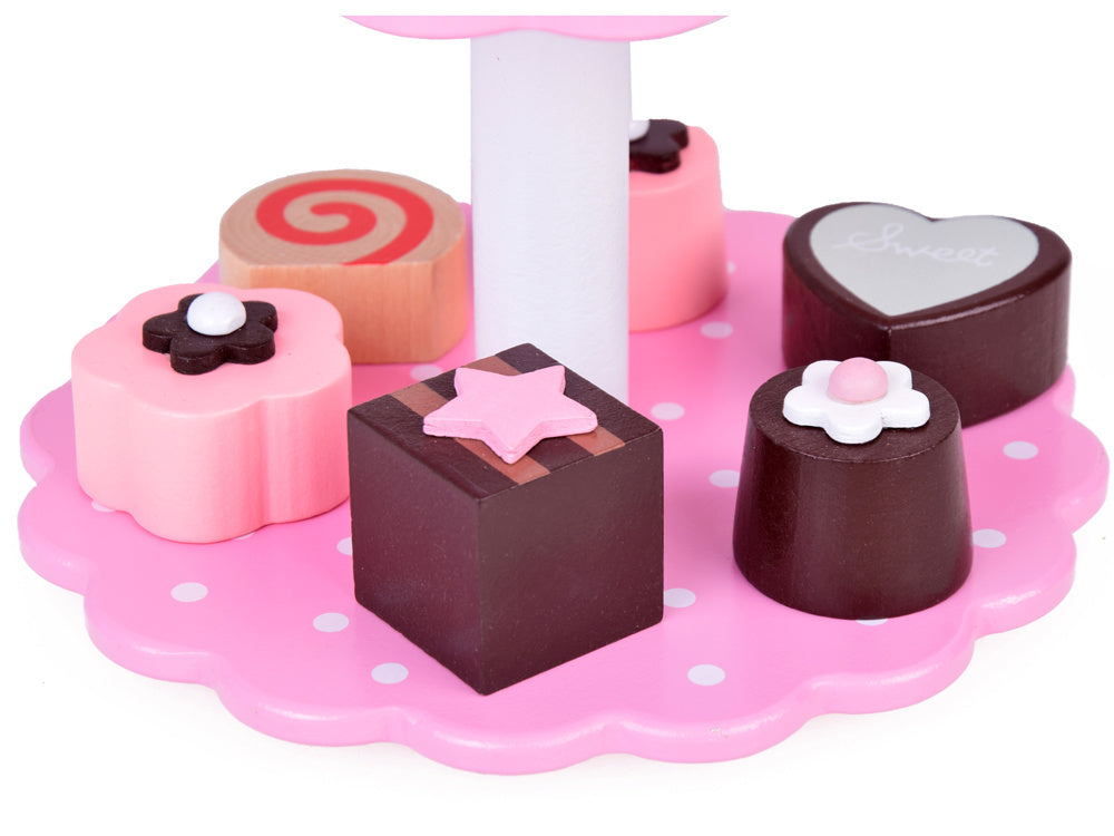 Puošnus medinių tortų lėkščių rinkinys su konditerijos gaminiais