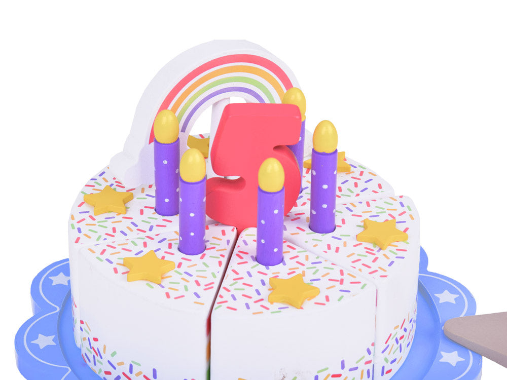 Medinis pjaustomas gimtadienio tortas su priedais