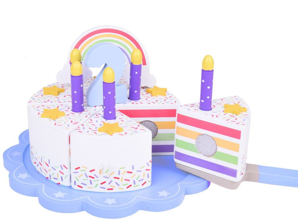 Medinis pjaustomas gimtadienio tortas su priedais