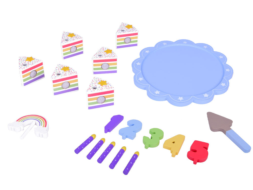 Medinis pjaustomas gimtadienio tortas su priedais