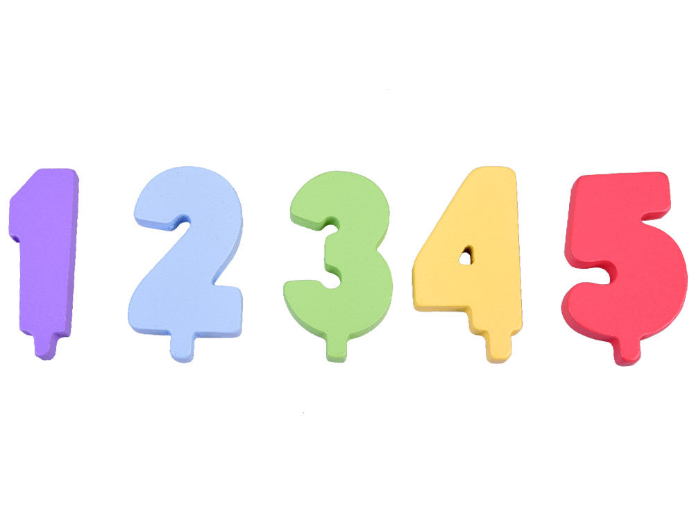 Medinis pjaustomas gimtadienio tortas su priedais