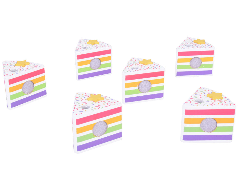 Medinis pjaustomas gimtadienio tortas su priedais