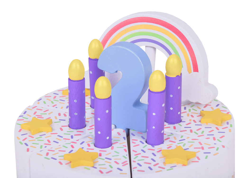 Medinis pjaustomas gimtadienio tortas su priedais