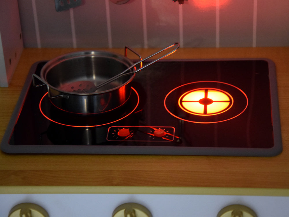 Elegantiška medinė virtuvė su priedais, šviesos ir garso efektais, balta