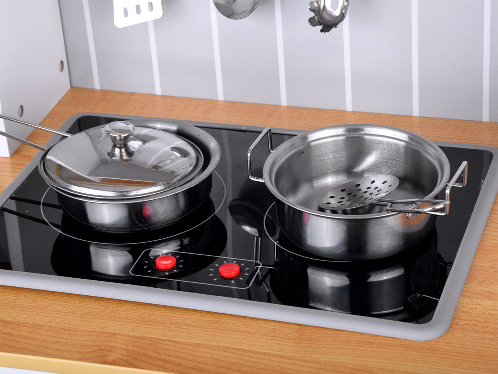 Elegantiška medinė virtuvė su priedais, šviesos ir garso efektais, balta