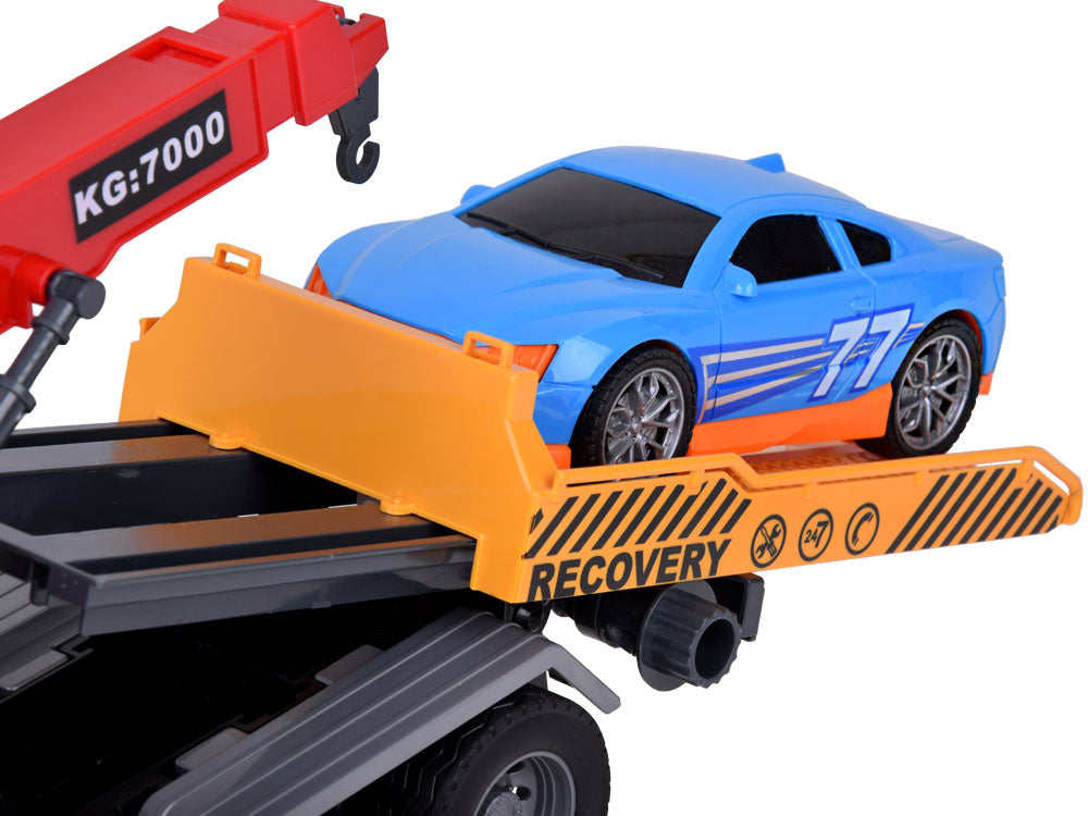 Sunkvežimis transporteris su kranu ir sportiniu automobiliu