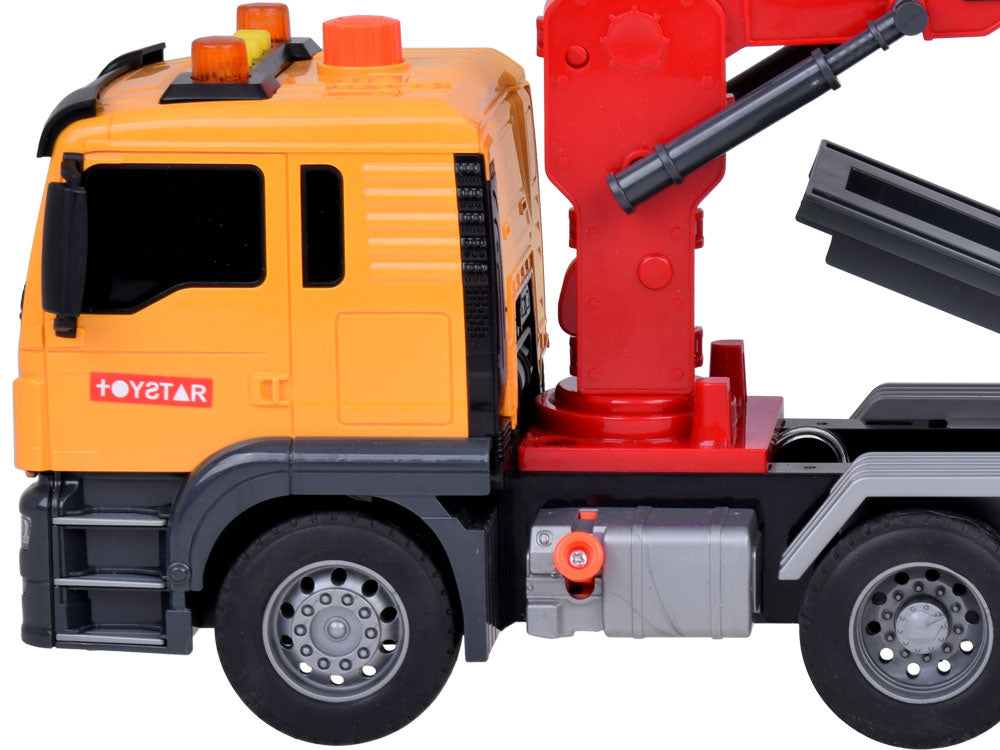 Sunkvežimis transporteris su kranu ir sportiniu automobiliu