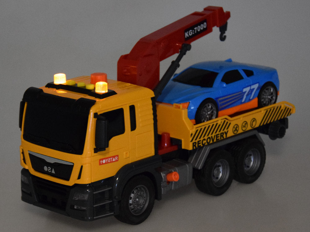 Sunkvežimis transporteris su kranu ir sportiniu automobiliu