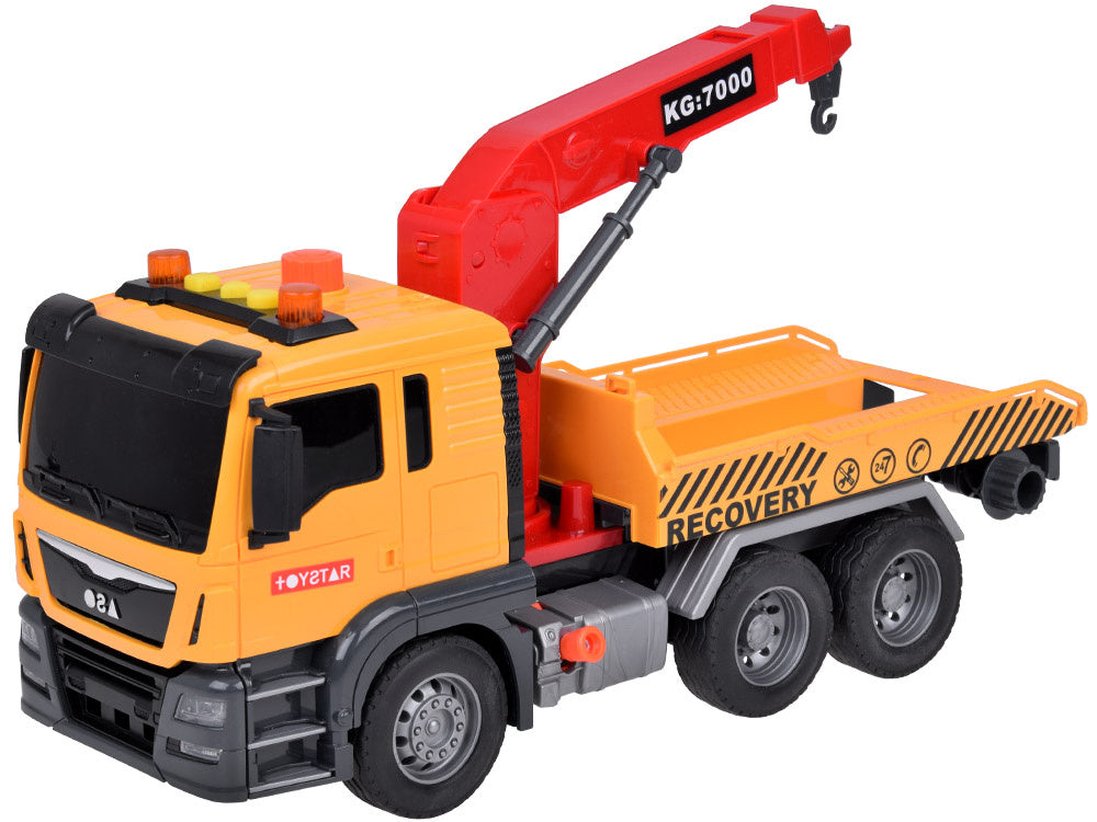 Sunkvežimis transporteris su kranu ir sportiniu automobiliu