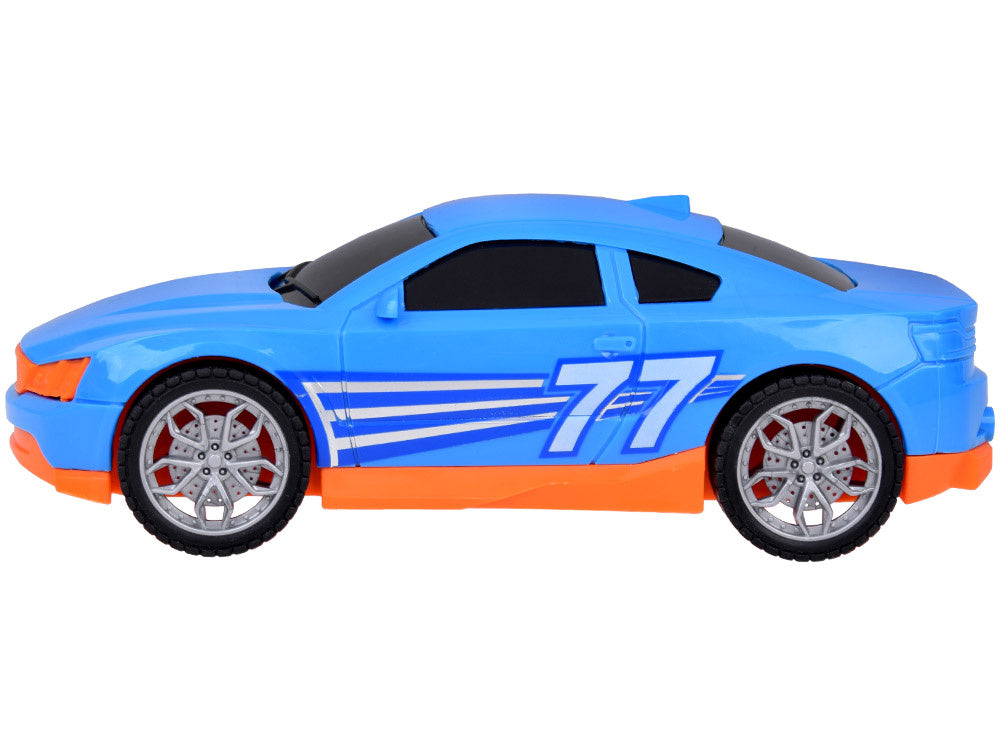 Sunkvežimis transporteris su kranu ir sportiniu automobiliu