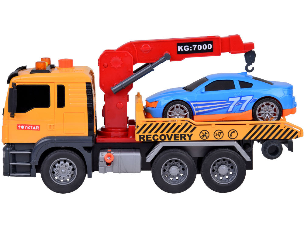 Sunkvežimis transporteris su kranu ir sportiniu automobiliu