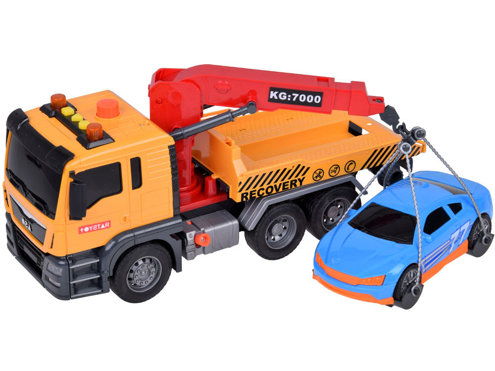 Sunkvežimis transporteris su kranu ir sportiniu automobiliu