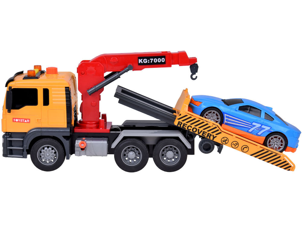 Sunkvežimis transporteris su kranu ir sportiniu automobiliu