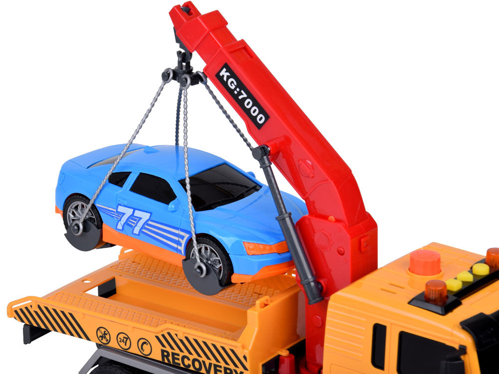 Sunkvežimis transporteris su kranu ir sportiniu automobiliu