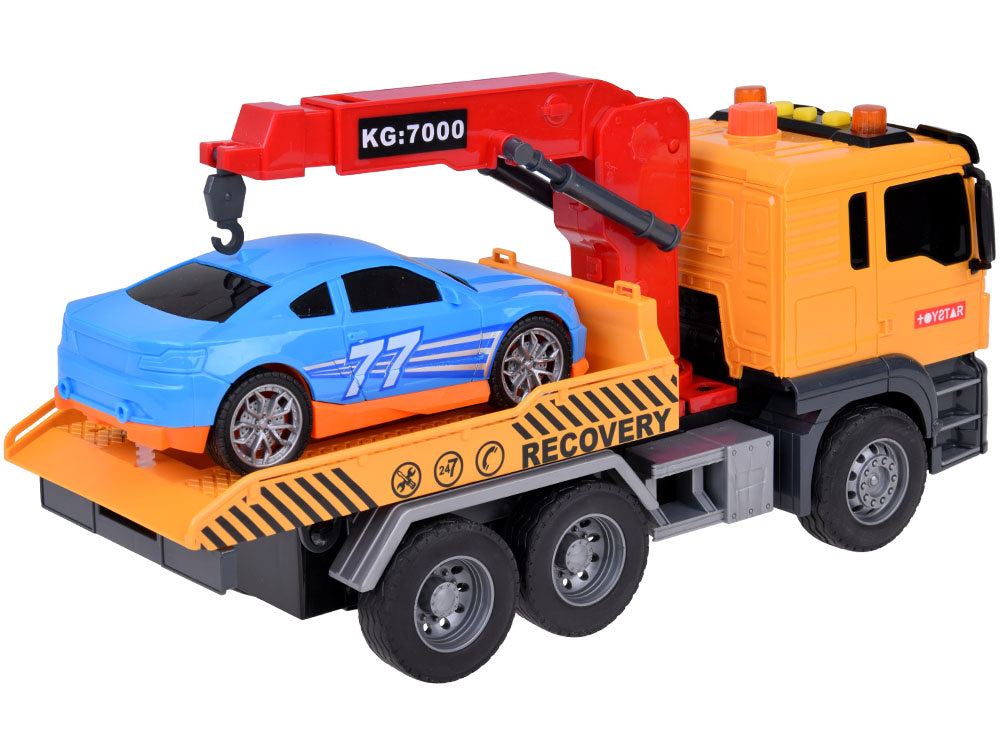 Sunkvežimis transporteris su kranu ir sportiniu automobiliu