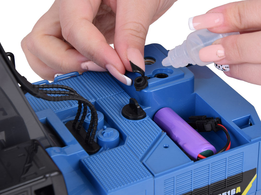 Nuotoliniu būdu valdomas vikšrinis ekskavatorius su dūmų efektu