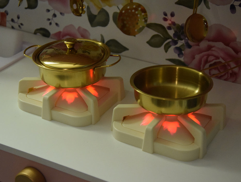 Žavinga medinė virtuvė vaikams su virykle, kriaukle ir puodais