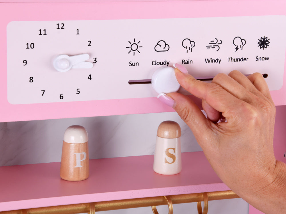 Didelė interaktyvi medinė virtuvė su prašmatniais aukso aksesuarais ir kavos aparatu