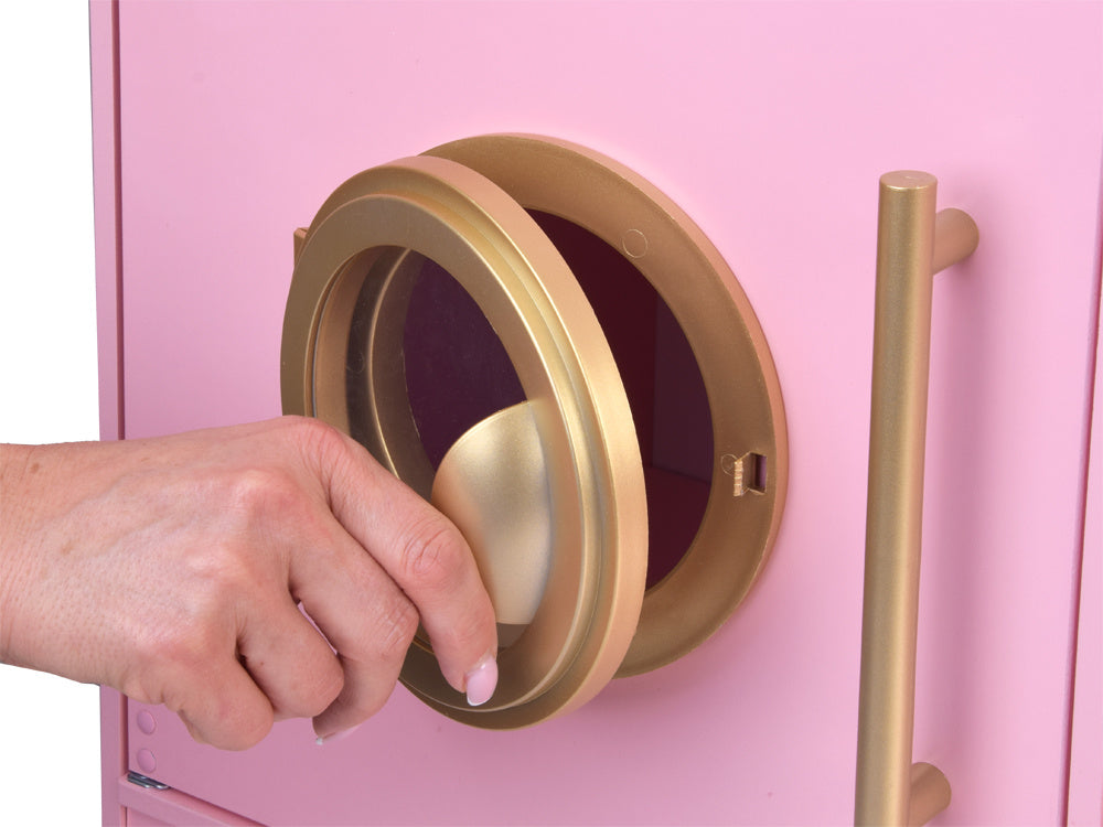 Didelė interaktyvi medinė virtuvė su prašmatniais aukso aksesuarais ir kavos aparatu