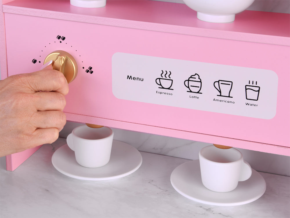 Didelė interaktyvi medinė virtuvė su prašmatniais aukso aksesuarais ir kavos aparatu