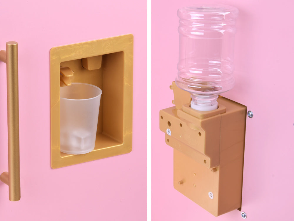 Didelė interaktyvi medinė virtuvė su prašmatniais aukso aksesuarais ir kavos aparatu