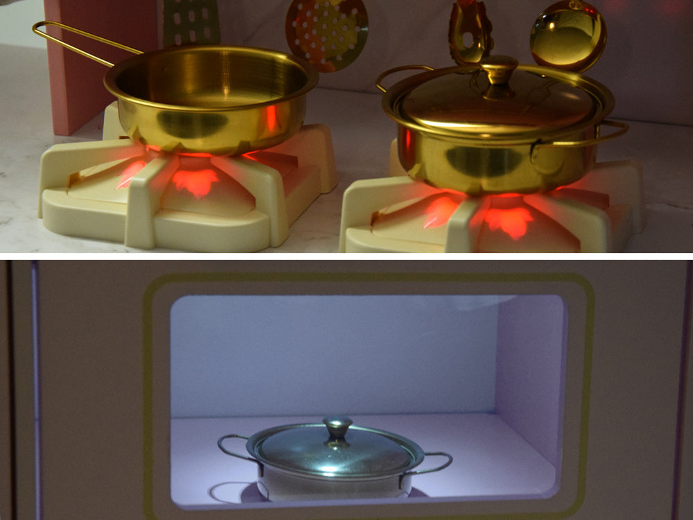 Didelė interaktyvi medinė virtuvė su prašmatniais aukso aksesuarais ir kavos aparatu