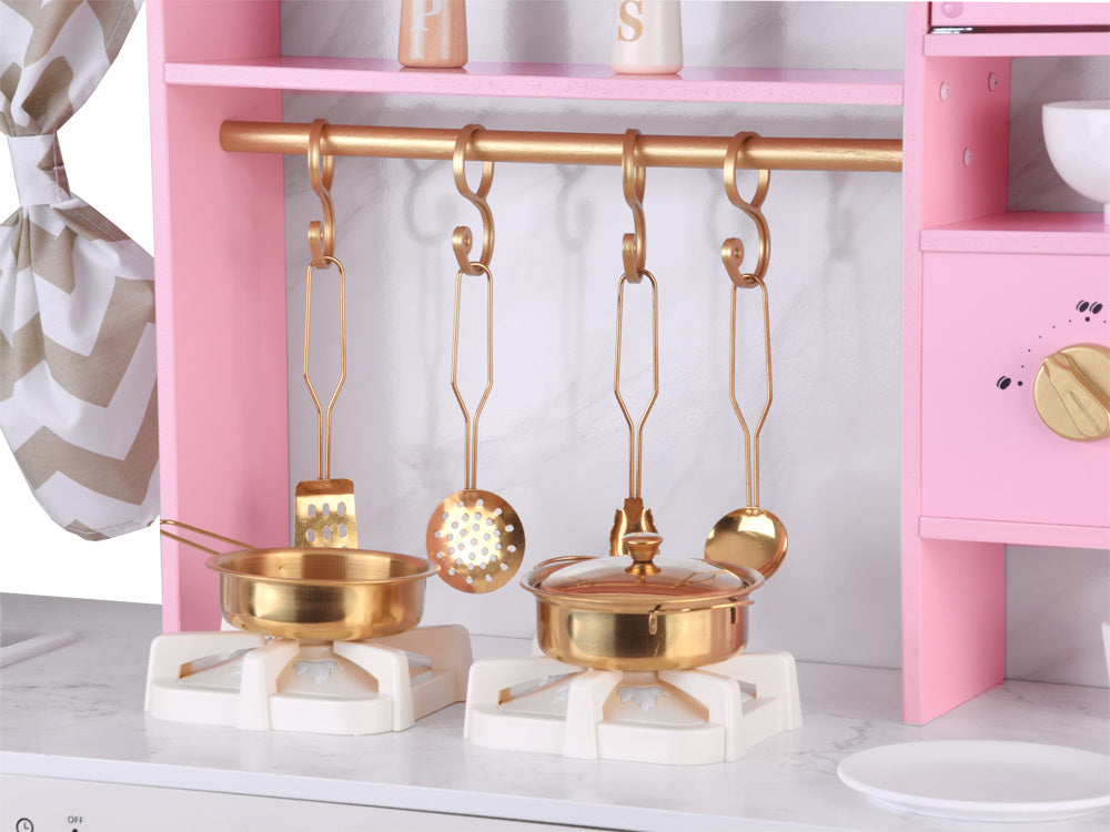 Didelė interaktyvi medinė virtuvė su prašmatniais aukso aksesuarais ir kavos aparatu