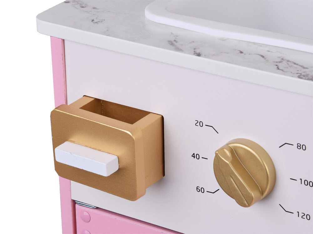 Didelė interaktyvi medinė virtuvė su prašmatniais aukso aksesuarais ir kavos aparatu