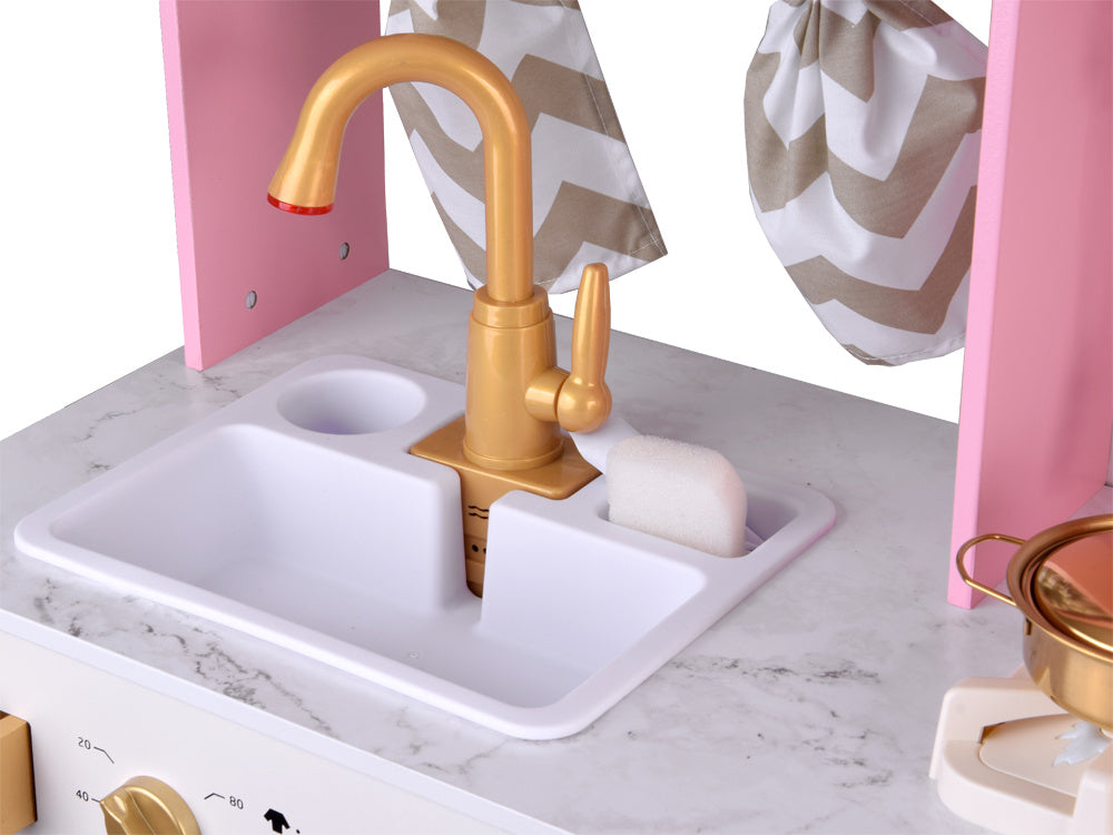 Didelė interaktyvi medinė virtuvė su prašmatniais aukso aksesuarais ir kavos aparatu