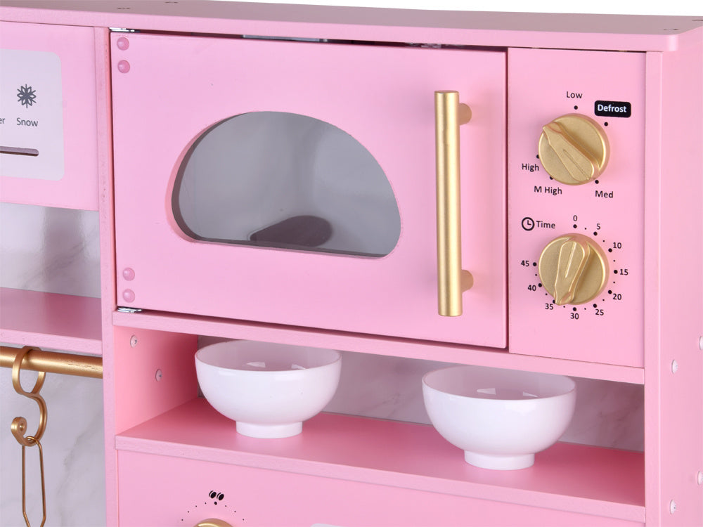 Didelė interaktyvi medinė virtuvė su prašmatniais aukso aksesuarais ir kavos aparatu