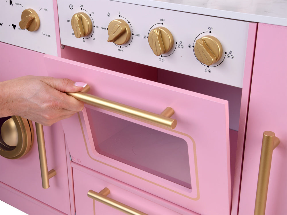 Didelė interaktyvi medinė virtuvė su prašmatniais aukso aksesuarais ir kavos aparatu