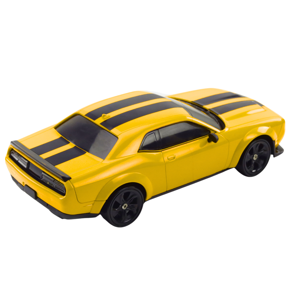 Nuotoliniu būdu valdomas lenktyninis drifto automobilis su keičiamomis padangomis, geltonas