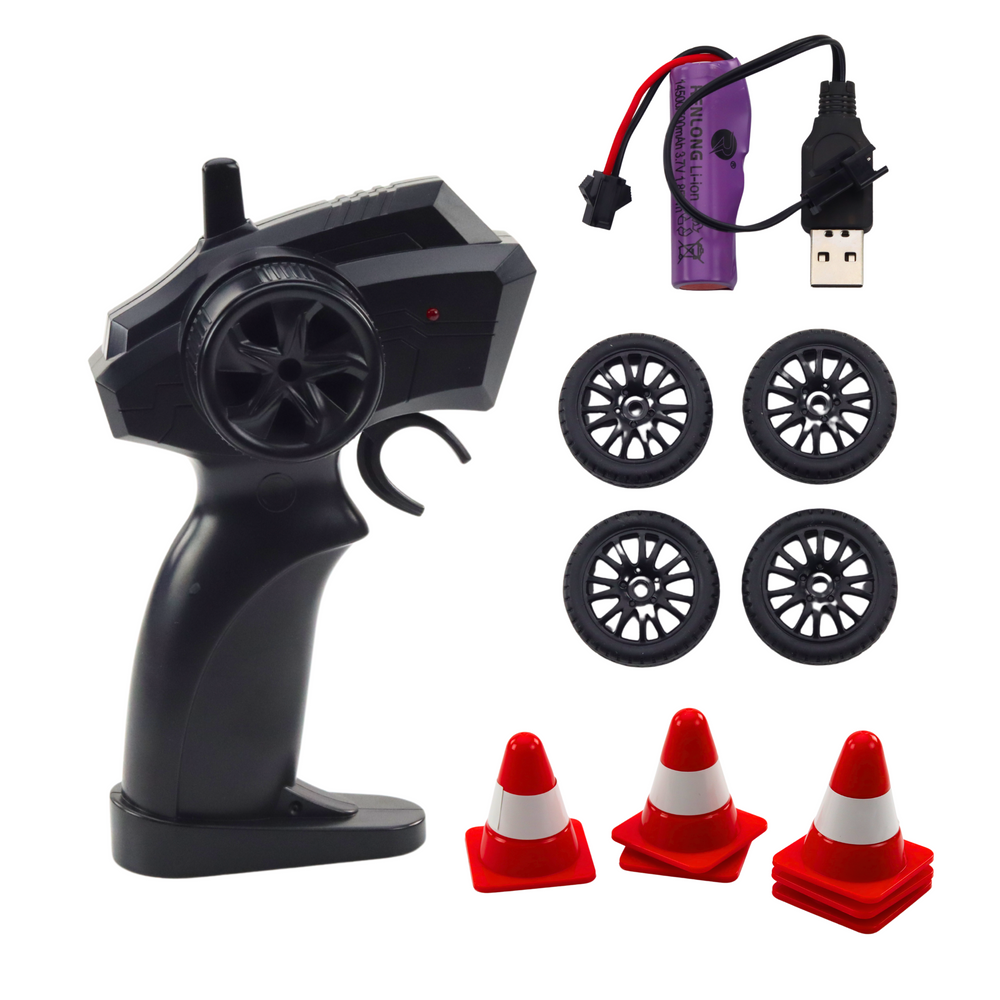 Nuotoliniu būdu valdomas sportinis drifto automobilis su papildomais ratais, baltas