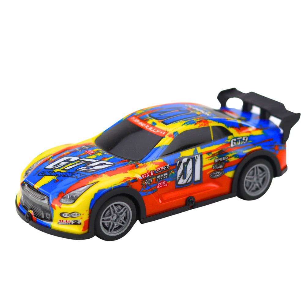 Nuotoliniu būdu valdomas lenktyninis automobilis su šviečiančiu kėbulu