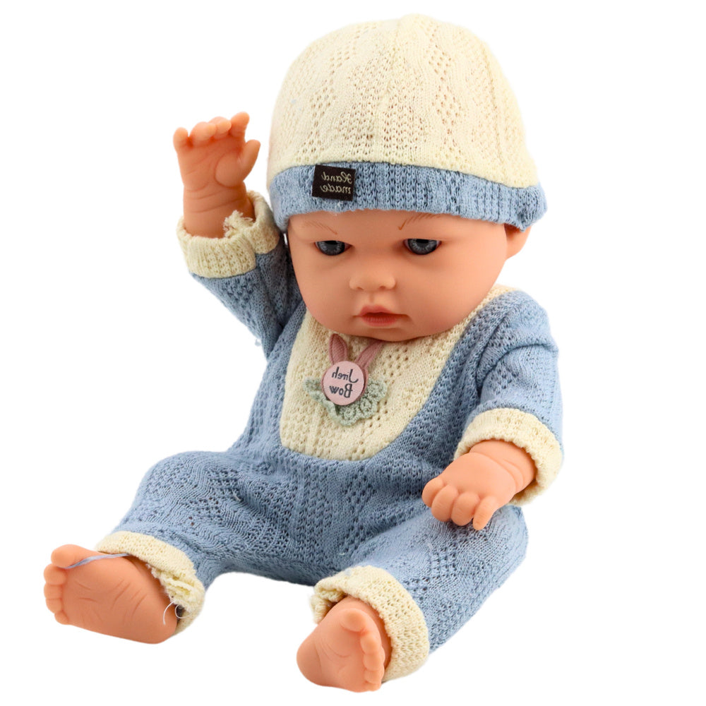 Lėlė kūdikis su megztu mėlynu drabužėliu ir kepurėle