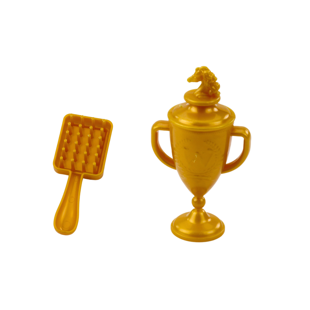 Žaislinis žirgas su ilgais karčiais ir priedais, baltas