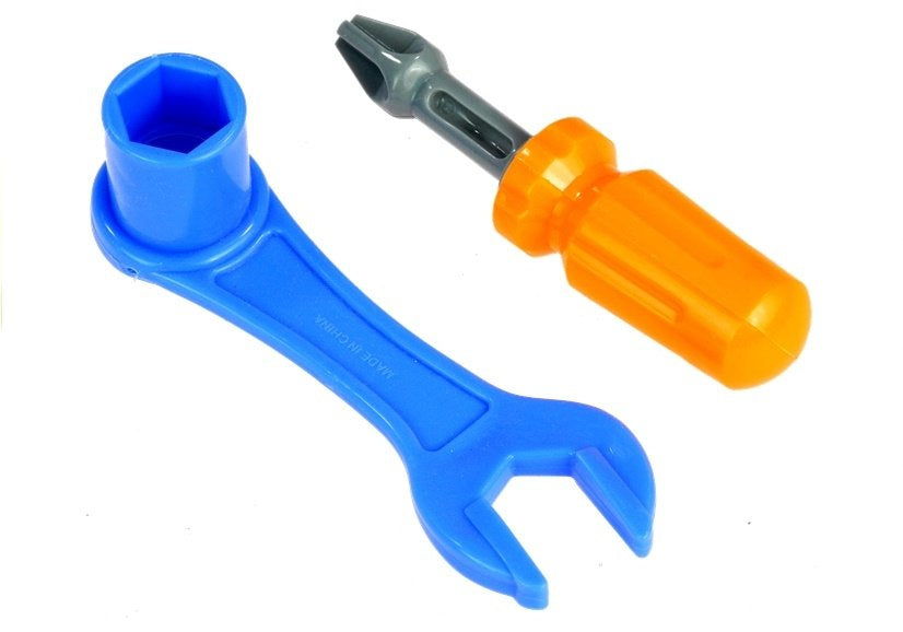 Surenkamas mažojo mechaniko traukinys su įrankiais