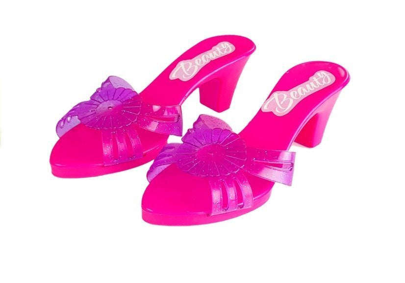 Grožio rinkinys dėžutėje su bateliais ir vėriniu