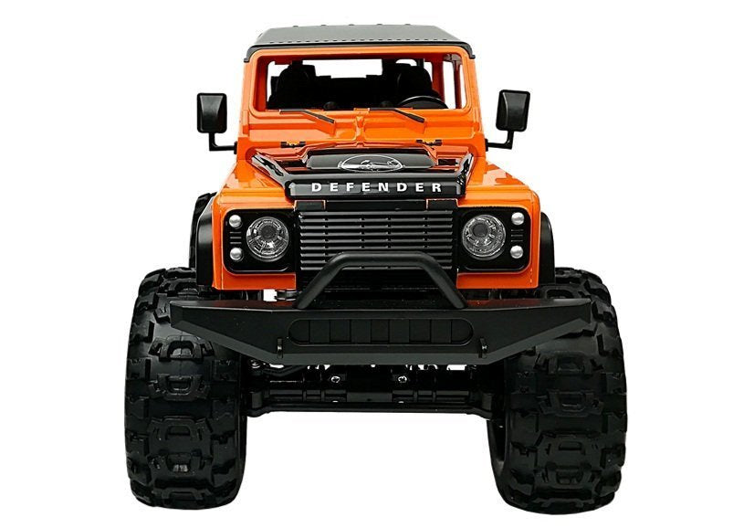 Nuotoliniu būdu valdomas visureigis 4x4 „Land Rover Defender“, oranžinis