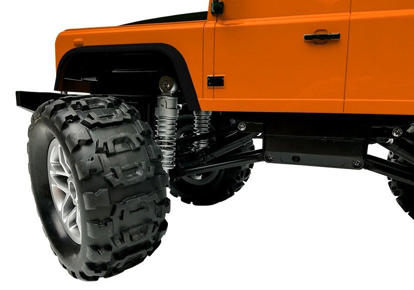 Nuotoliniu būdu valdomas visureigis 4x4 „Land Rover Defender“, oranžinis