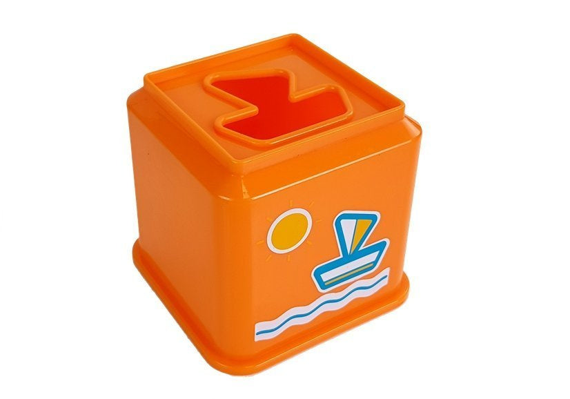 Piramidės formos kvadratiniai puodeliai su transporto priemonių paveikslėliais